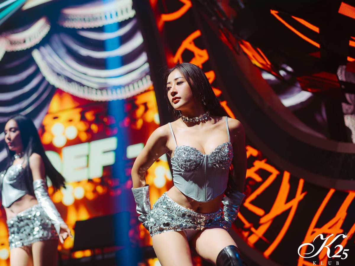 beautiful coyote on stage at klub 25