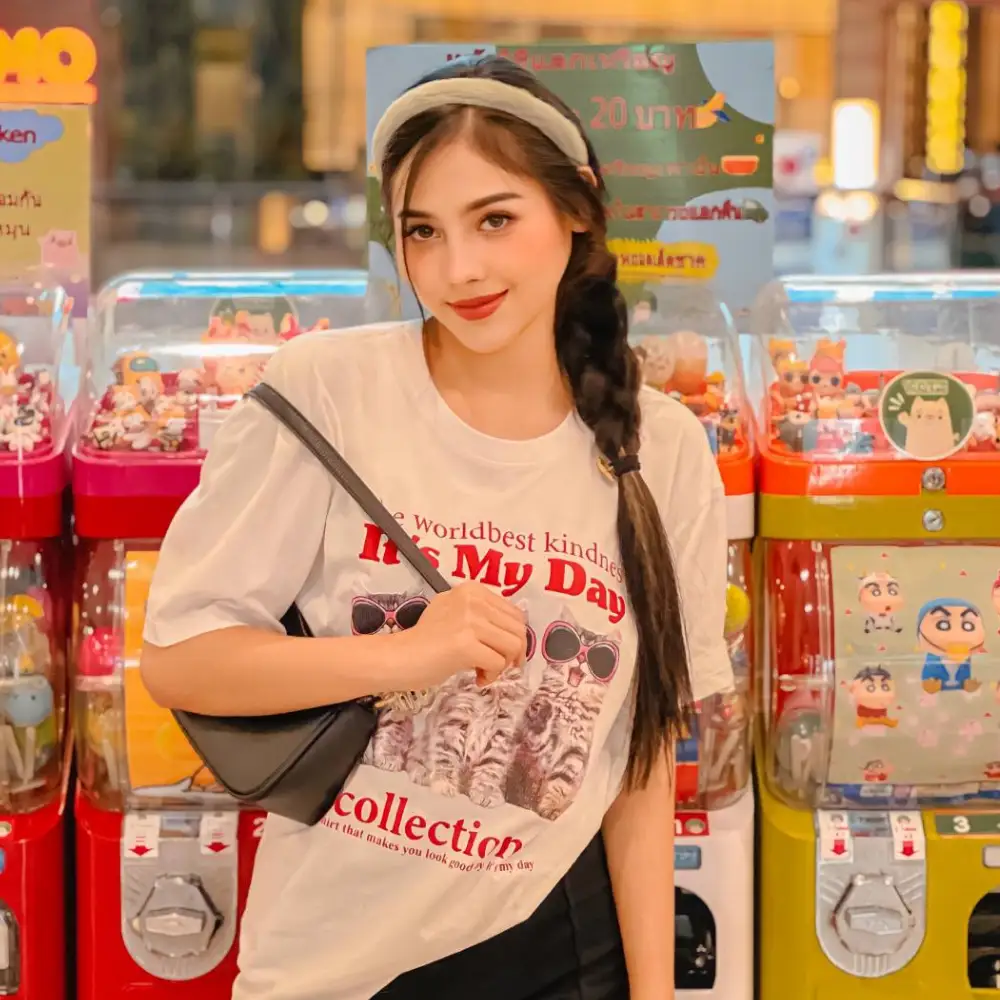 female tour guide ready to bring customer into bangkok local places