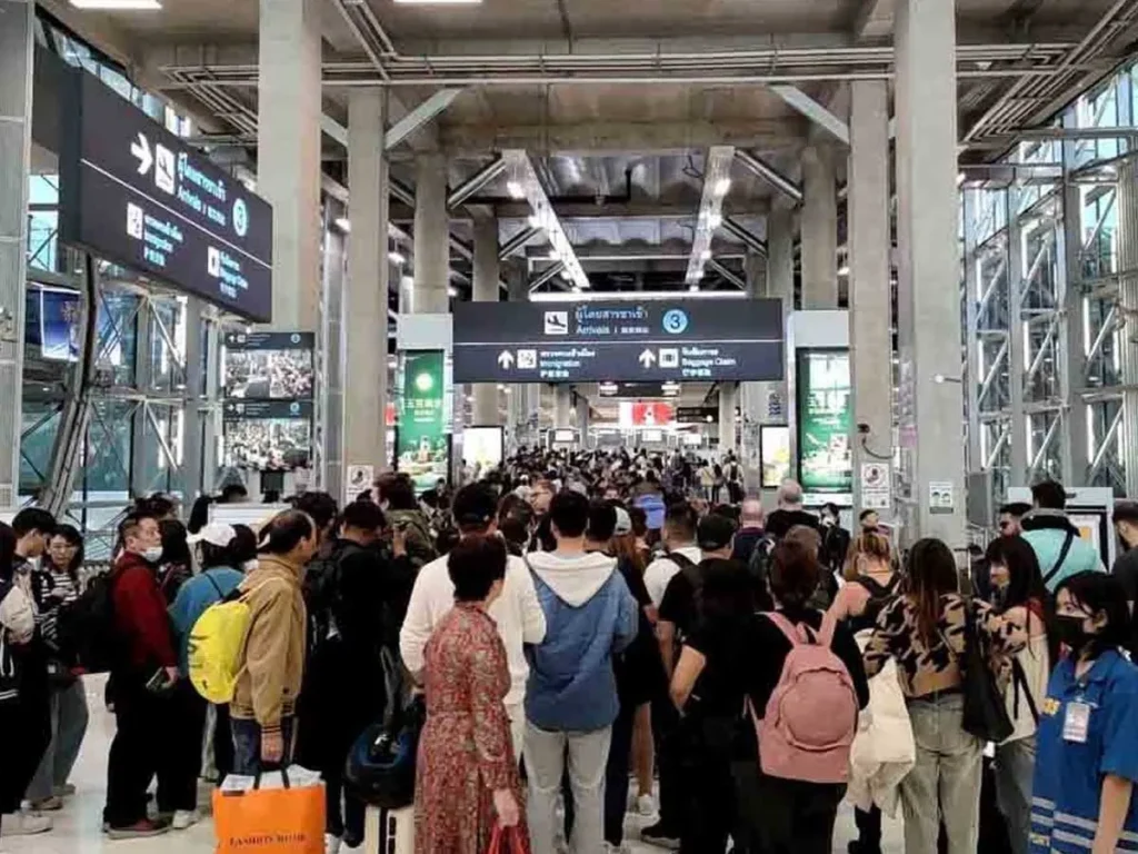 long immigration queue at bangkok airport arrival