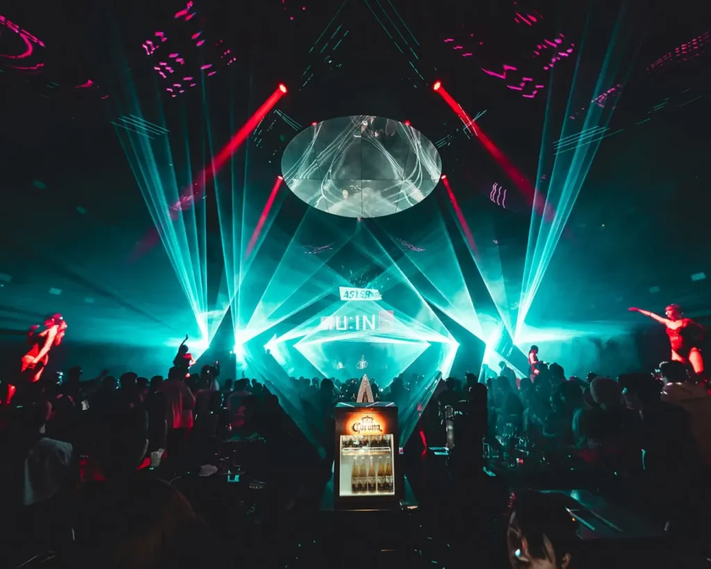 muin nightclub at its peak time in week end in ekamai bangkok