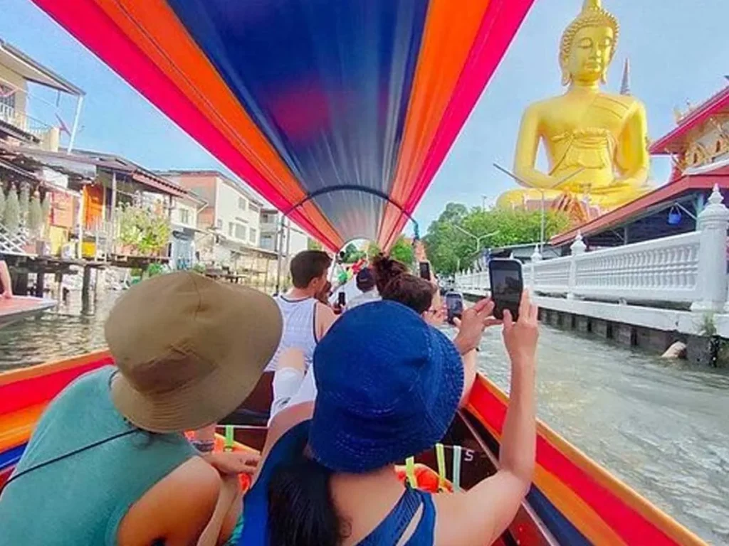 private guided canal tour in bangkok with temple view