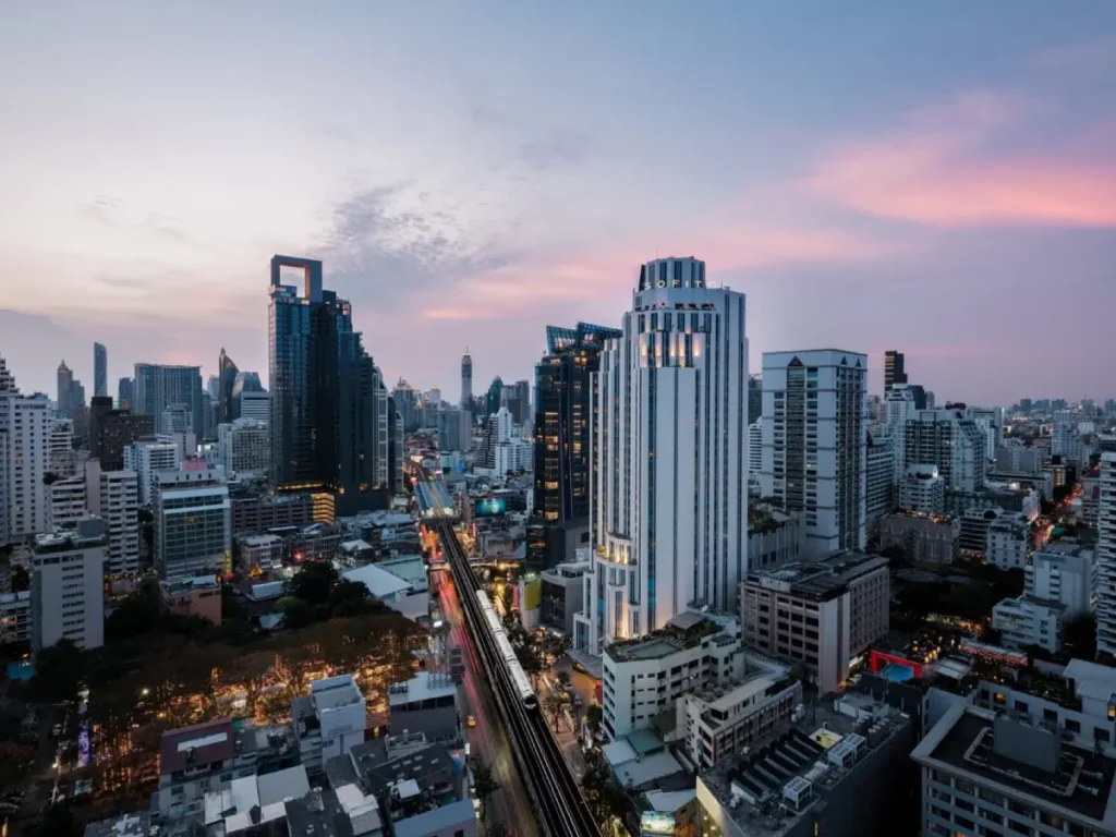 sukhumvit bts at the end of the day